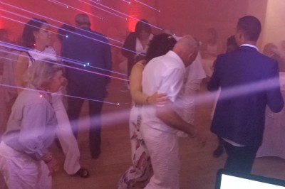 Miniature DJ Ferrières-en-Gâtinais (Loiret) - Prodaka DJ 45 #12 Salle de réception décorée avec des tables rondes, nappes blanches, chaises transparentes et éclairage rose.