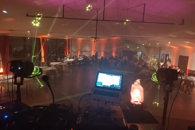 Miniature DJ Ferrières-en-Gâtinais (Loiret) - Prodaka DJ 45 #13 Salle de réception décorée avec des tables rondes, nappes blanches, chaises transparentes et éclairage rose.