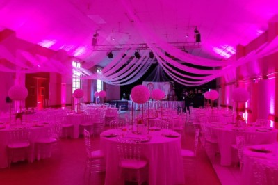 Miniature DJ Ferrières-en-Gâtinais (Loiret) - Prodaka DJ 45 #14 Salle de réception décorée avec des tables rondes, nappes blanches, chaises transparentes et éclairage rose.