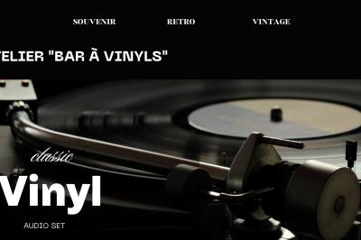 Table décorée avec des bougies allumées en premier plan, devant une fontaine éclairée et une réception en soirée.