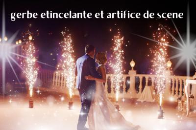 Table décorée avec des bougies allumées en premier plan, devant une fontaine éclairée et une réception en soirée.