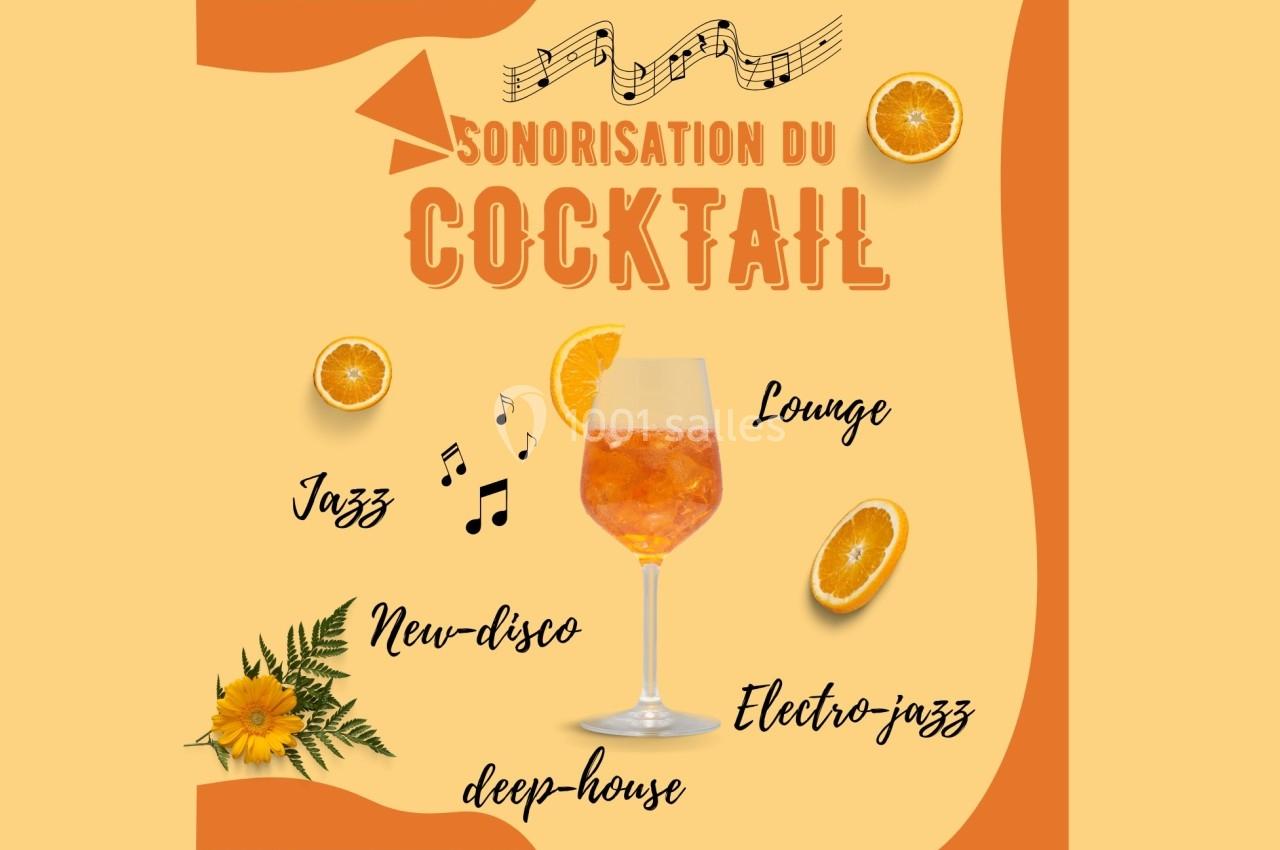 Illustration d'un verre de cocktail entouré d'oranges, de notes de musique et de styles musicaux comme jazz et lounge.