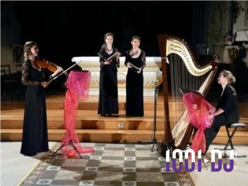 Quatuor de musiciennes en tenue de concert jouant de la harpe, du violon et chantant dans une église.