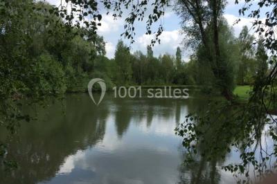 Miniature Location salle Mortagne-du-Nord (Nord) - L'escarpolette #20 Vue d'un étang entouré d'arbres et de végétation sous un ciel partiellement nuageux.