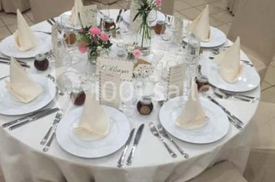 Miniature Location salle Mortagne-du-Nord (Nord) - L'escarpolette #7 Vue d'un étang entouré d'arbres et de végétation sous un ciel partiellement nuageux.