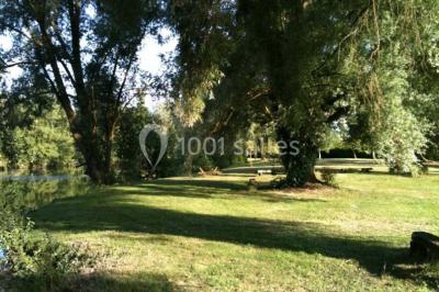 Miniature Location salle Mortagne-du-Nord (Nord) - L'escarpolette #18 Vue d'un étang entouré d'arbres et de végétation sous un ciel partiellement nuageux.