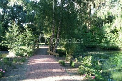 Miniature Location salle Mortagne-du-Nord (Nord) - L'escarpolette #17 Vue d'un étang entouré d'arbres et de végétation sous un ciel partiellement nuageux.