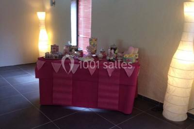 Miniature Location salle Mortagne-du-Nord (Nord) - L'escarpolette #14 Vue d'un étang entouré d'arbres et de végétation sous un ciel partiellement nuageux.