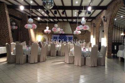 Miniature Location salle Mortagne-du-Nord (Nord) - L'escarpolette #3 Vue d'un étang entouré d'arbres et de végétation sous un ciel partiellement nuageux.