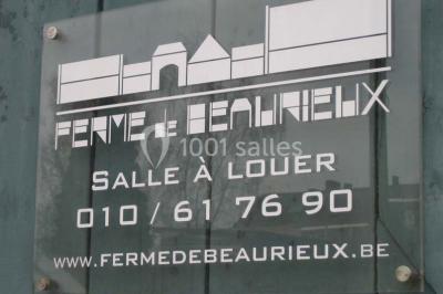 Miniature Location salle Court-Saint-Étienne (Brabant wallon) - Ferme de Beaurieux #6 Charpente en bois apparente d'un bâtiment ancien avec des murs en briques et un éclairage intérieur chaleureux.