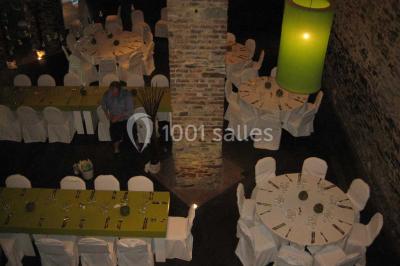 Miniature Location salle Court-Saint-Étienne (Brabant wallon) - Ferme de Beaurieux #12 Charpente en bois apparente d'un bâtiment ancien avec des murs en briques et un éclairage intérieur chaleureux.