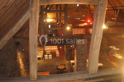 Miniature Location salle Court-Saint-Étienne (Brabant wallon) - Ferme de Beaurieux #16 Charpente en bois apparente d'un bâtiment ancien avec des murs en briques et un éclairage intérieur chaleureux.