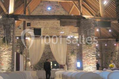 Miniature Location salle Court-Saint-Étienne (Brabant wallon) - Ferme de Beaurieux #19 Charpente en bois apparente d'un bâtiment ancien avec des murs en briques et un éclairage intérieur chaleureux.