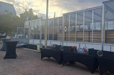 Miniature Traiteur Laloeuf (Meurthe-et-Moselle) - L'art Home des Saveurs #20 Tables dressées avec nappes beiges, décorées de bouquets de fleurs et d'ustensiles en bois, devant des volets bleus.