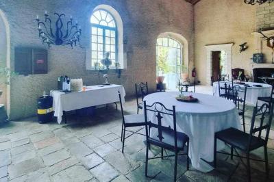 Miniature Traiteur Laloeuf (Meurthe-et-Moselle) - L'art Home des Saveurs #16 Tables dressées avec nappes beiges, décorées de bouquets de fleurs et d'ustensiles en bois, devant des volets bleus.