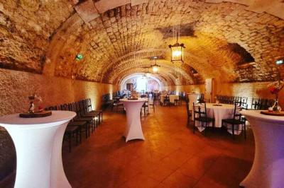 Miniature Traiteur Laloeuf (Meurthe-et-Moselle) - L'art Home des Saveurs #21 Tables dressées avec nappes beiges, décorées de bouquets de fleurs et d'ustensiles en bois, devant des volets bleus.