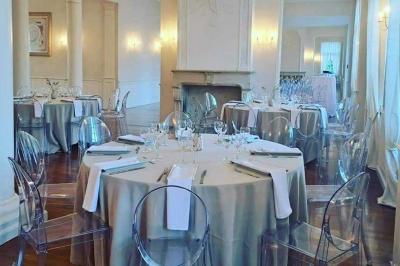 Miniature Traiteur Laloeuf (Meurthe-et-Moselle) - L'art Home des Saveurs #17 Tables dressées avec nappes beiges, décorées de bouquets de fleurs et d'ustensiles en bois, devant des volets bleus.