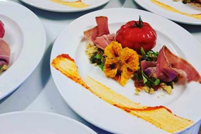 Miniature Traiteur Laloeuf (Meurthe-et-Moselle) - L'art Home des Saveurs #6 Tables dressées avec nappes beiges, décorées de bouquets de fleurs et d'ustensiles en bois, devant des volets bleus.