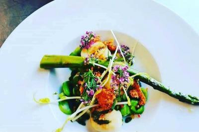 Miniature Traiteur Laloeuf (Meurthe-et-Moselle) - L'art Home des Saveurs #7 Tables dressées avec nappes beiges, décorées de bouquets de fleurs et d'ustensiles en bois, devant des volets bleus.