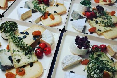 Miniature Traiteur Laloeuf (Meurthe-et-Moselle) - L'art Home des Saveurs #9 Tables dressées avec nappes beiges, décorées de bouquets de fleurs et d'ustensiles en bois, devant des volets bleus.