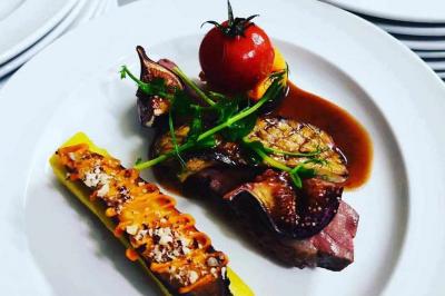 Miniature Traiteur Laloeuf (Meurthe-et-Moselle) - L'art Home des Saveurs #10 Tables dressées avec nappes beiges, décorées de bouquets de fleurs et d'ustensiles en bois, devant des volets bleus.