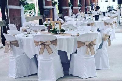 Miniature Traiteur Laloeuf (Meurthe-et-Moselle) - L'art Home des Saveurs #12 Tables dressées avec nappes beiges, décorées de bouquets de fleurs et d'ustensiles en bois, devant des volets bleus.