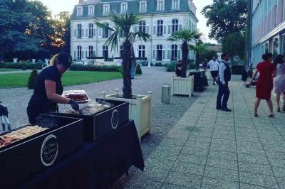 Miniature Traiteur Laloeuf (Meurthe-et-Moselle) - L'art Home des Saveurs #13 Tables dressées avec nappes beiges, décorées de bouquets de fleurs et d'ustensiles en bois, devant des volets bleus.