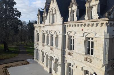 Miniature Location salle Saint-Saturnin-sur-Loire (Maine-et-Loire) - Château d'Arts #13 Façade d'un château avec terrasse en pierre, pelouses aménagées et arbres imposants sous un ciel partiellement nuageux.