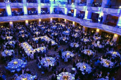 Miniature Animson #4 Deux tableaux scintillants représentant Charlie Chaplin et Marilyn Monroe sur une scène sombre.