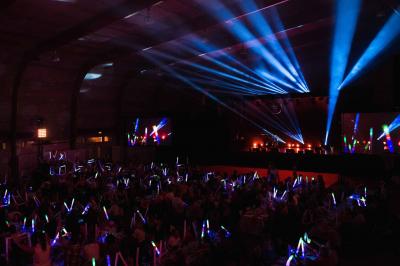 Miniature Animson #5 Deux tableaux scintillants représentant Charlie Chaplin et Marilyn Monroe sur une scène sombre.