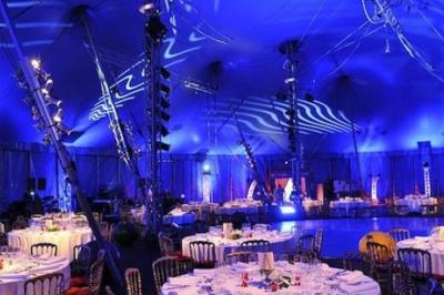 Miniature Animson #6 Deux tableaux scintillants représentant Charlie Chaplin et Marilyn Monroe sur une scène sombre.