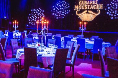 Miniature Animson #7 Deux tableaux scintillants représentant Charlie Chaplin et Marilyn Monroe sur une scène sombre.