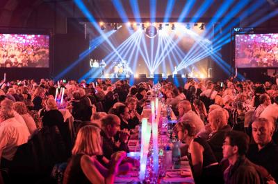 Miniature Animson #2 Deux tableaux scintillants représentant Charlie Chaplin et Marilyn Monroe sur une scène sombre.