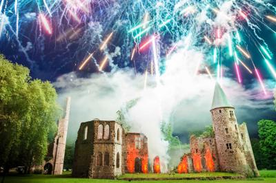 Miniature Animson #3 Deux tableaux scintillants représentant Charlie Chaplin et Marilyn Monroe sur une scène sombre.