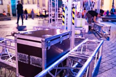 Miniature Animson #11 Deux tableaux scintillants représentant Charlie Chaplin et Marilyn Monroe sur une scène sombre.