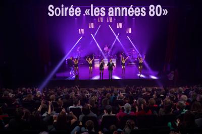 Miniature Animson #13 Deux tableaux scintillants représentant Charlie Chaplin et Marilyn Monroe sur une scène sombre.