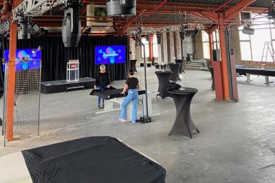 Miniature Animson #17 Deux tableaux scintillants représentant Charlie Chaplin et Marilyn Monroe sur une scène sombre.