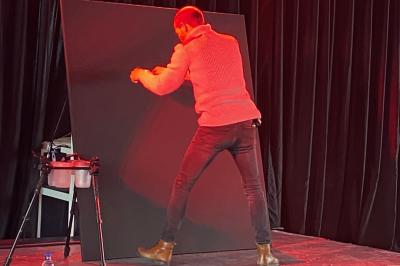 Miniature Animson #18 Deux tableaux scintillants représentant Charlie Chaplin et Marilyn Monroe sur une scène sombre.