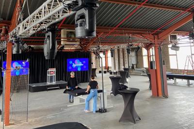 Miniature Animson #17 Portraits scintillants de deux figures célèbres réalisés en paillettes sur des panneaux noirs, exposés sur une scène.