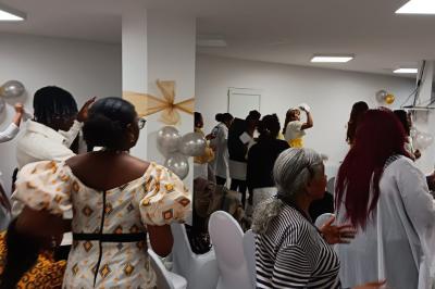 Miniature Location salle Fontenay-sous-Bois (Val-de-Marne) - Salon Ciel de France #5 Rangées de chaises rouges alignées dans une salle vide avec un sol en béton et des murs blancs.