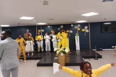 Miniature Location salle Fontenay-sous-Bois (Val-de-Marne) - Salon Ciel de France #3 Rangées de chaises rouges alignées dans une salle vide avec un sol en béton et des murs blancs.