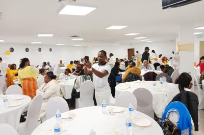 Miniature Location salle Fontenay-sous-Bois (Val-de-Marne) - Salon Ciel de France #4 Rangées de chaises rouges alignées dans une salle vide avec un sol en béton et des murs blancs.