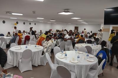 Miniature Location salle Fontenay-sous-Bois (Val-de-Marne) - Salon Ciel de France #2 Rangées de chaises rouges alignées dans une salle vide avec un sol en béton et des murs blancs.