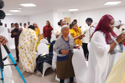 Miniature Location salle Fontenay-sous-Bois (Val-de-Marne) - Salon Ciel de France #6 Rangées de chaises rouges alignées dans une salle vide avec un sol en béton et des murs blancs.