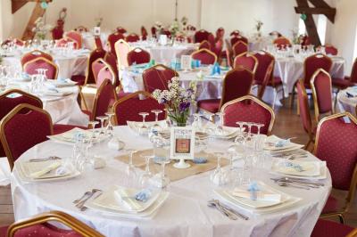 Miniature 2s Event Decoration #1 Centre de table en métal doré avec un bouquet de roses blanches et roses, sur une table de réception décorée.