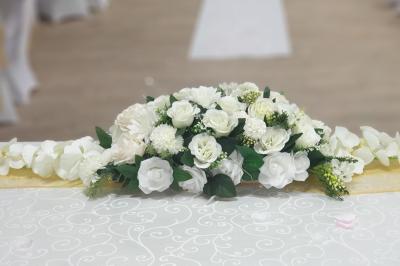 Miniature 2s Event Decoration #2 Centre de table en métal doré avec un bouquet de roses blanches et roses, sur une table de réception décorée.