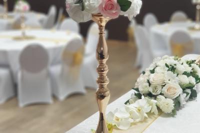 Miniature 2s Event Decoration #3 Centre de table en métal doré avec un bouquet de roses blanches et roses, sur une table de réception décorée.