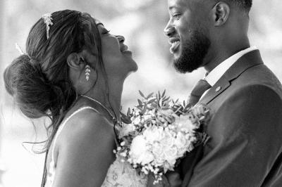 Miniature Ezur Vision #3 Un couple échange ses vœux de mariage dans une salle ornée de fresques et d'un lustre imposant.