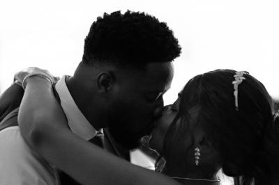 Miniature Ezur Vision #4 Un couple échange ses vœux de mariage dans une salle ornée de fresques et d'un lustre imposant.