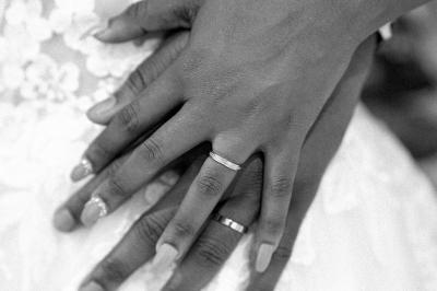 Miniature Ezur Vision #5 Un couple échange ses vœux de mariage dans une salle ornée de fresques et d'un lustre imposant.